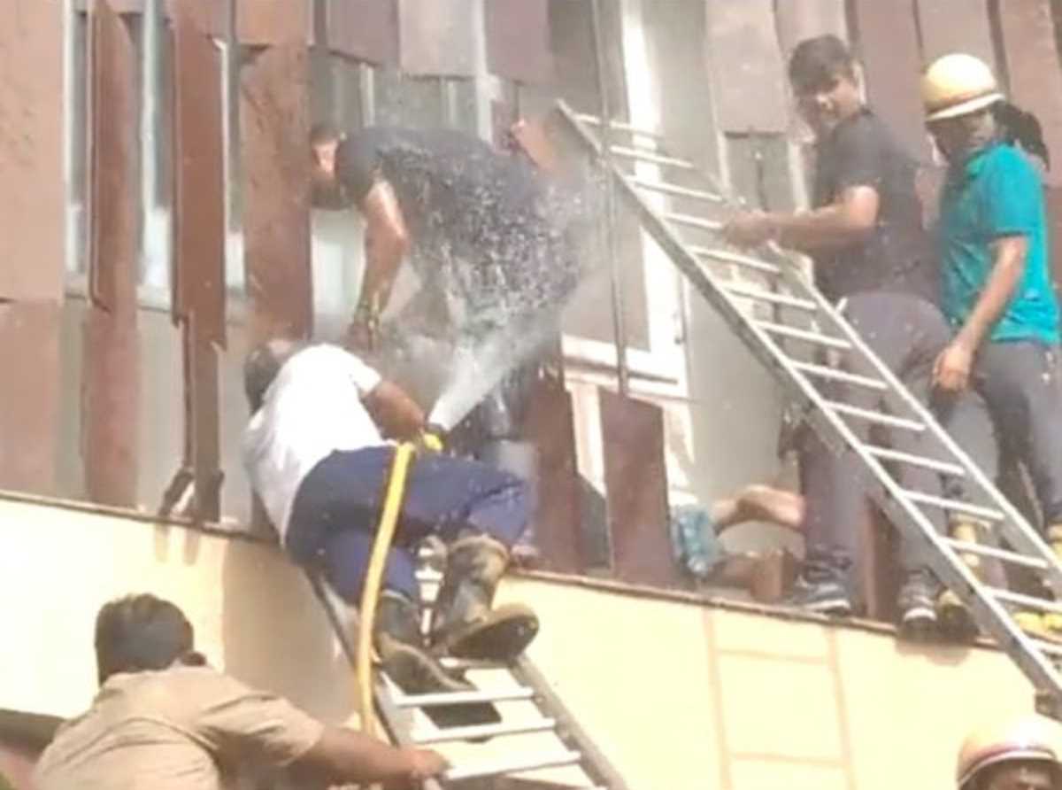 लखनऊ के होटल होटल में भीषण आग, दूसरी-तीसरी मंजिल पर फंसे हैं कई लोग, रेस्क्यू जारी